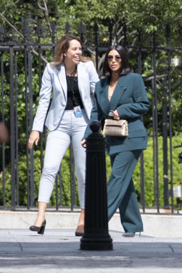 Kim Kardashian at White House-08