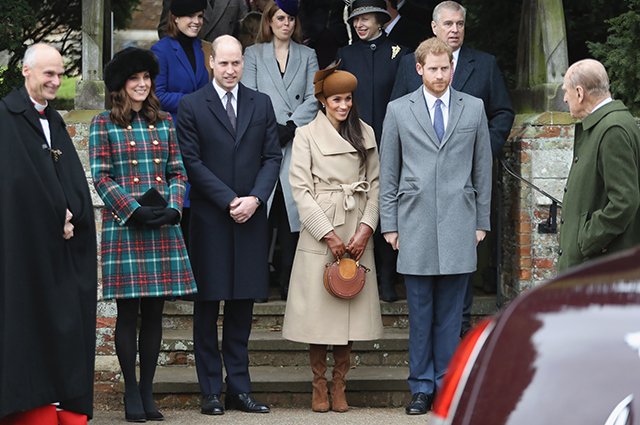 Принцесса Евгения, принцесса Беатрис, принцесса Анна, принц Эндрю, Кейт Миддлтон, принц Уяильм, Меган Маркл, принц Гарри и принц Филипп, 2017 год