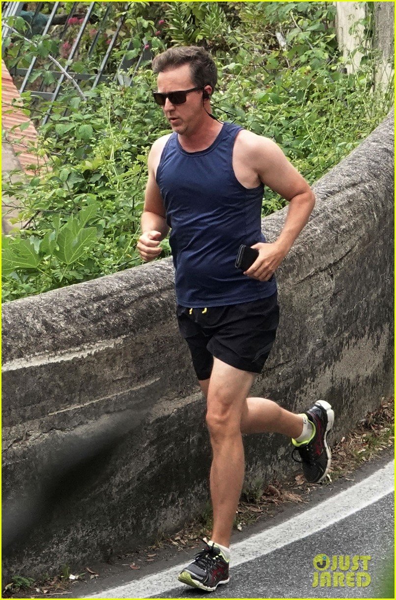 edward norton goes shirtless in italy during family vacation 014313511