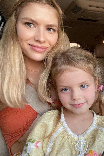 Елена Перминова с дочкой 