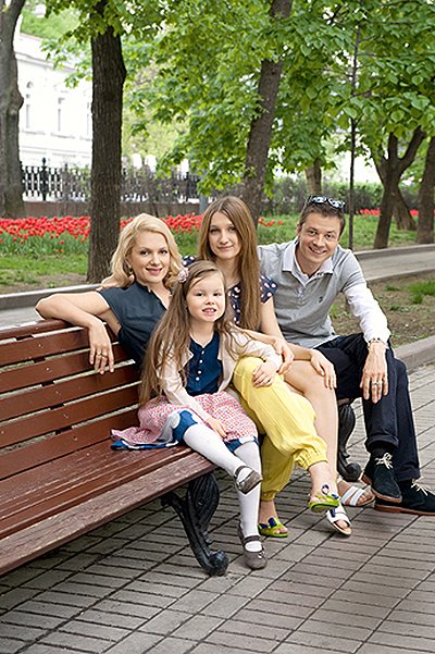 Мария Порошина  с упругом и дочерьми
