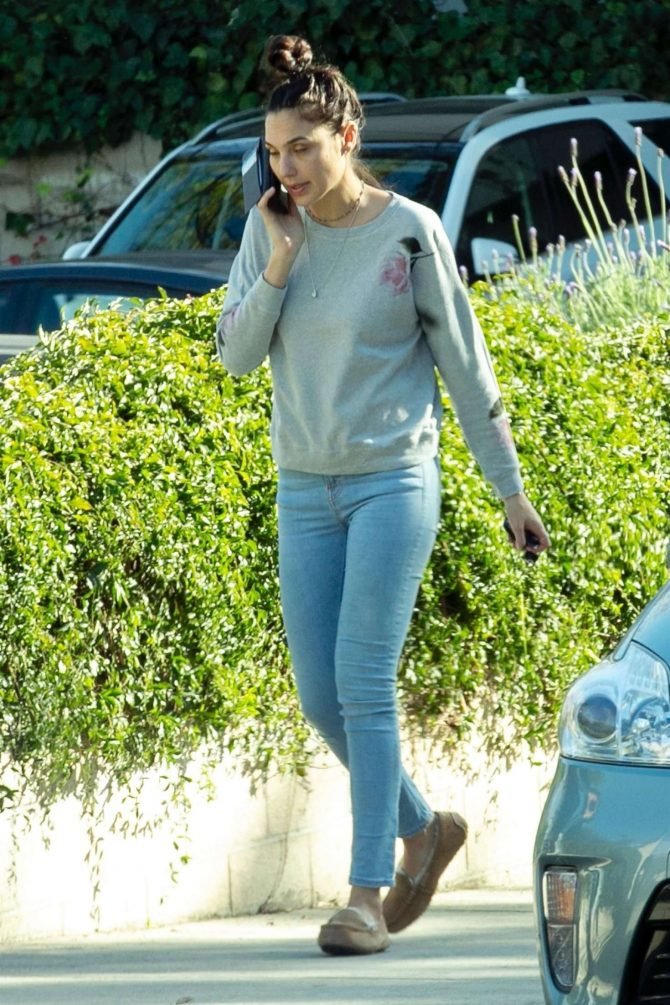 Gal Gadot in Jeans: Out in Los Angeles-01