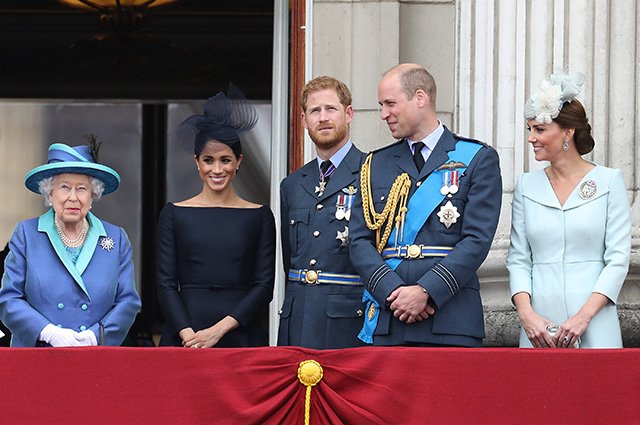 Королева Елизавета II, Меган Маркл, принц Гарри, принц Уильям и Кейт Миддлтон