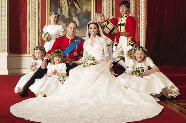 Принц Уильям и Кейт Миддлтон с подружками невесты и пажами