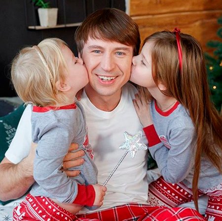 Алексей Ягудин с дочками