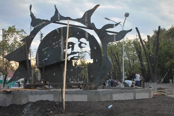 Памятник Виктору Цою установили в Караганде караганда, сквер памяти, цой