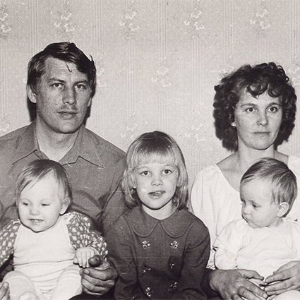 Сестры Поповы с папой, мамой и сестрой Юлией