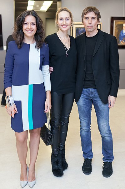 Ксения Чилингарова и Оксана Бондаренко с мужем на закрытии выставки