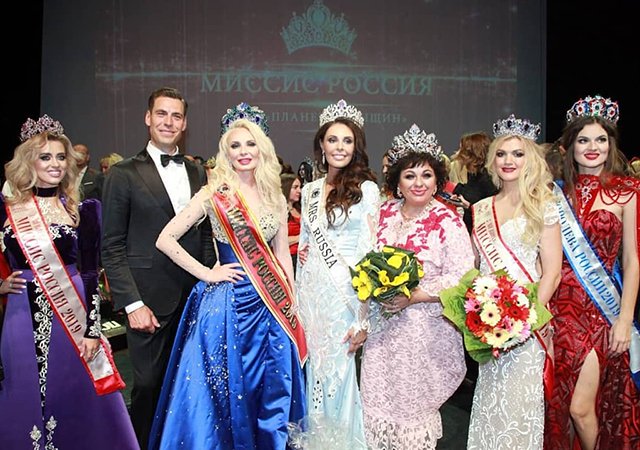Дмитрий Дюжев, Екатерина Нишанова, Ксения Кривко, Алла Маркина и участницы конкурса