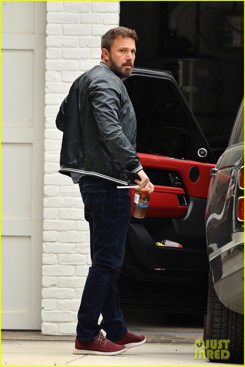 ben affleck picks up his daily dunkin in brentwood 014325161