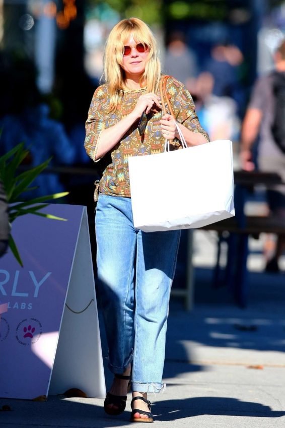 Kristen Dunst â Shopping with a friend in West Hollywood-01