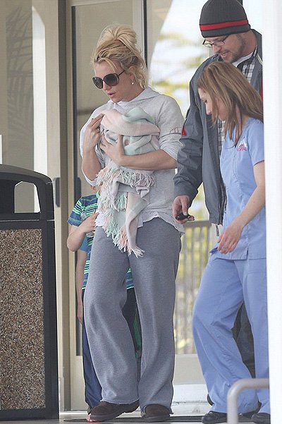 Бритни Спирс с щенком на пороге ветеринарной клиники