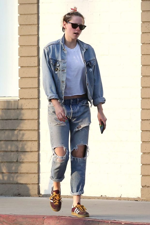 Kristen Stewart in Ripped Jeans-18