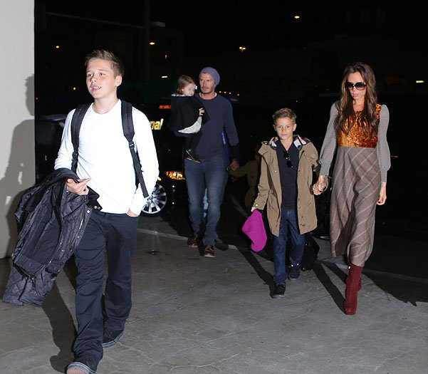 Дэвид и Виктория Бекхэм с детьми в аэропорту Лос-Анджелеса