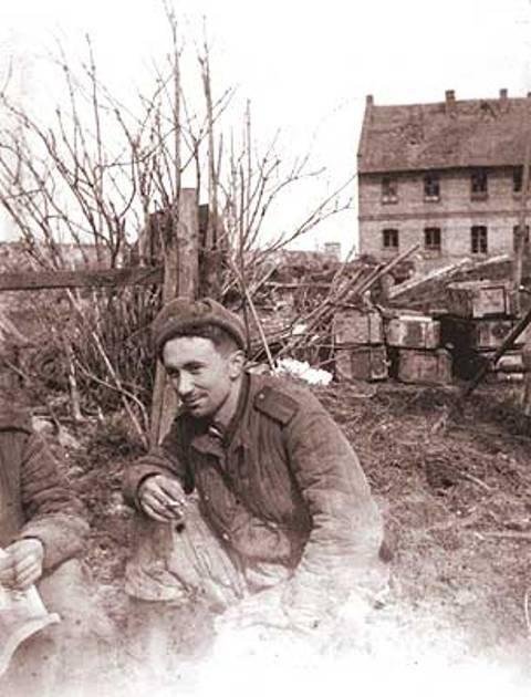 О том, как воевал старший сержант Алексей Смирнов, можно было прочесть в его наградных листах: «9 апреля 1944 года в районе деревни Пилява после мощных артналётов два батальона противника при поддержке 13 танков перешли в атаку. Тов. Смирнов со взводом открыл мощный миномётный огонь по немецкой пехоте. В этом бою огнём взвода было уничтожено: 4 станковых и 2 ручных пулемёта, 110 фашистских солдат и офицеров. Контратака немцев была отбита. 20 июля 1944 года в районе высоты 283.0 противник силою до 40 гитлеровцев атаковал батарею. Смирнов, воодушевляя бойцов, бросился в бой с личным оружием. Огнём из винтовки и автоматов батарея отбила нападение немцев. На поле боя осталось 17 гитлеровцев, Смирнов лично взял в плен 7 гитлеровцев».