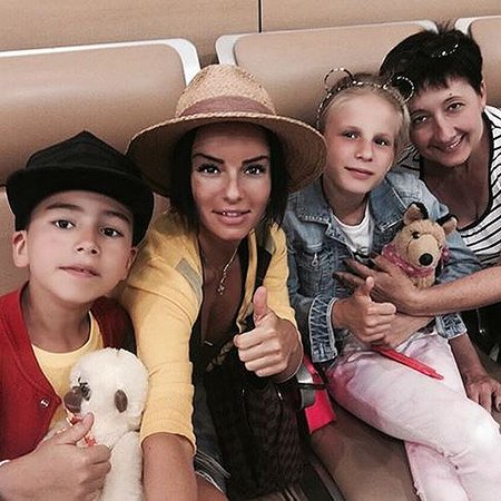 Юля Волкова с дочкой Викторией и сыном Самиром