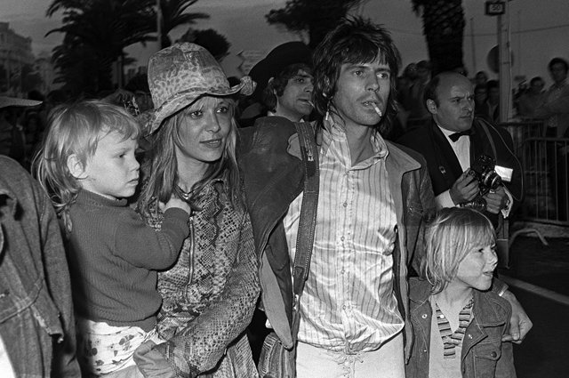 Кит Ричардс с гражданской женой Анитой Палленберг и детьми, 1971 год