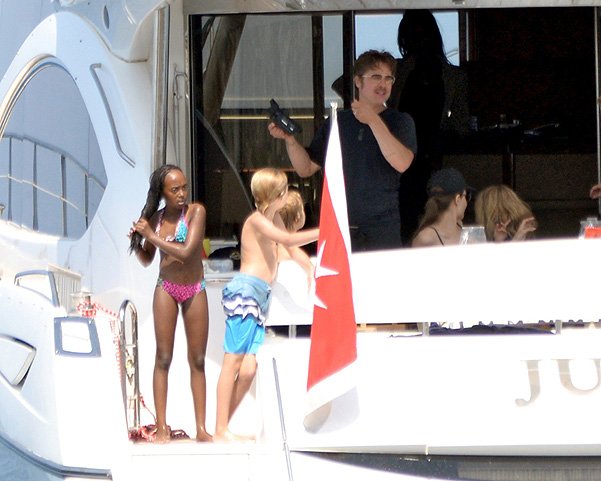 Брэд Питт и Анджелина Джоли с детьми 