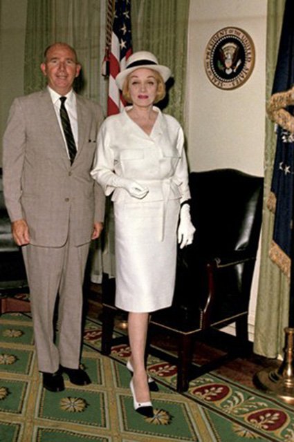 Марлен Дитрих с помощником Джоном Кеннеди в 1963 году в Белом доме