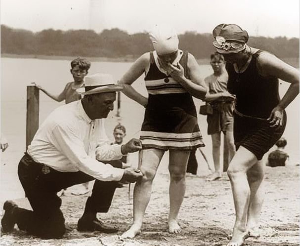 Измерение длинны женского купальника. Если он  окажется короче, женщина покинет пляж и будет оштрафована. 1920-ые