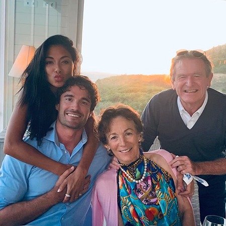 Том Эванс с родителями и Николь Шерзингер 