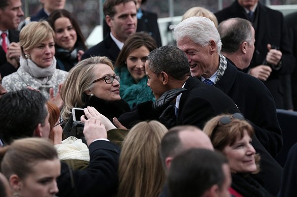 Хилари и Билл Клинтон поздравляют Барака Обаму