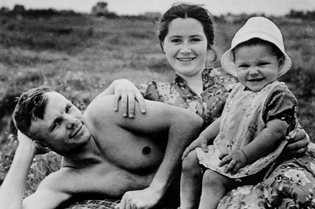 Юрий и Валентина Гагарины с дочерью