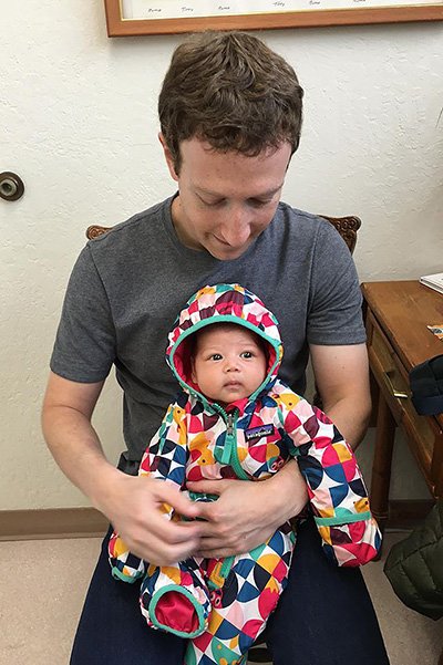 Марк Цукерберг с дочкой Макс на приеме у врача