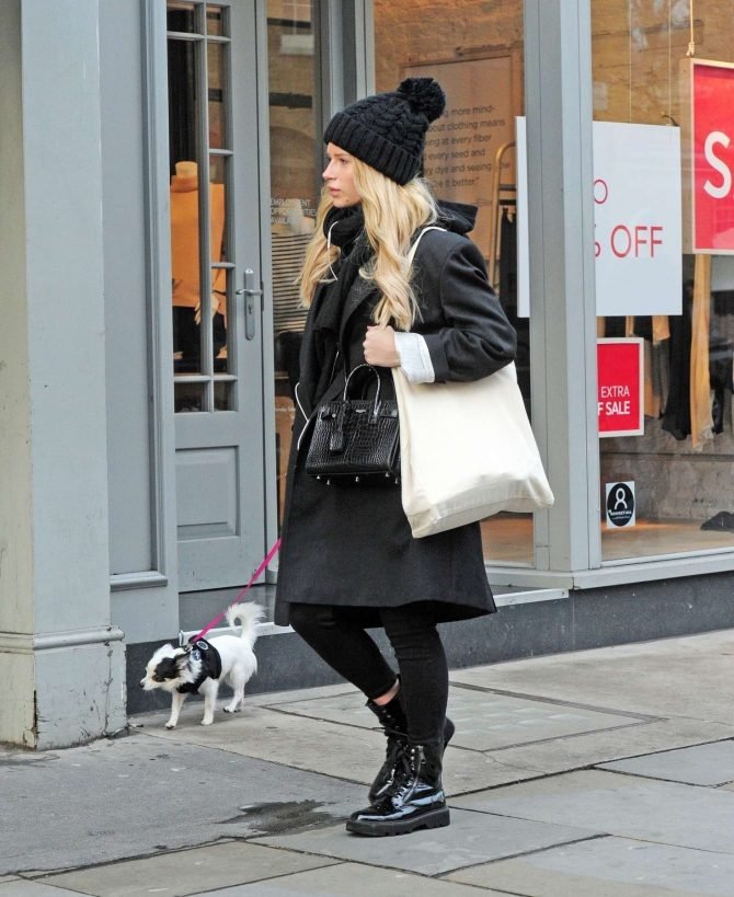 Lottie Moss: Walking her dog in Chelsea -01