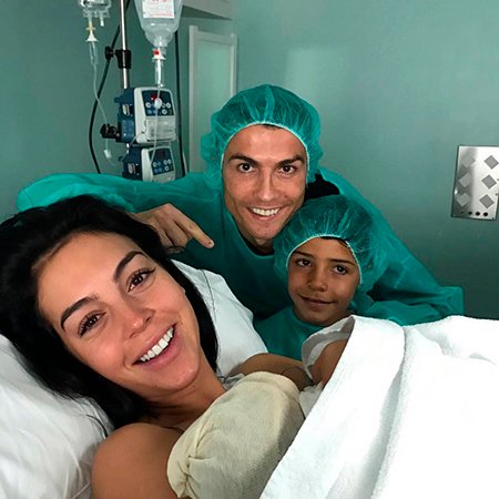 Криштиану Роналду со старшим сыном и Джорджина Родригес с новорожденной малышкой 