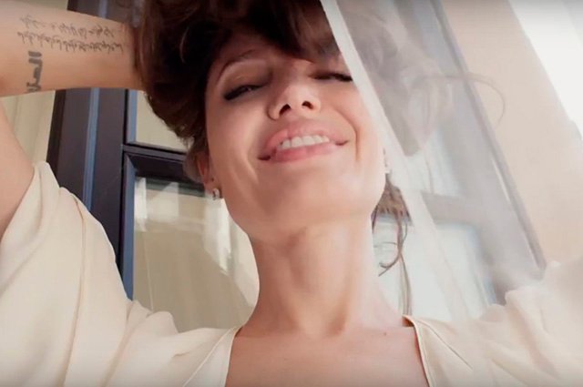 Анджелина Джоли в рекламе Guerlain