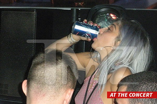 Лурдес пьет пиво на концерте Мадонны