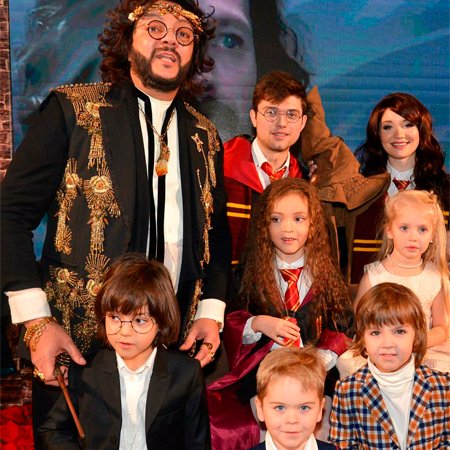 Филипп Киркоров с детьми и гостями праздника