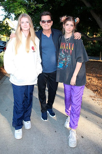 Чарли Шин с дочерьми Сэм и Лолой