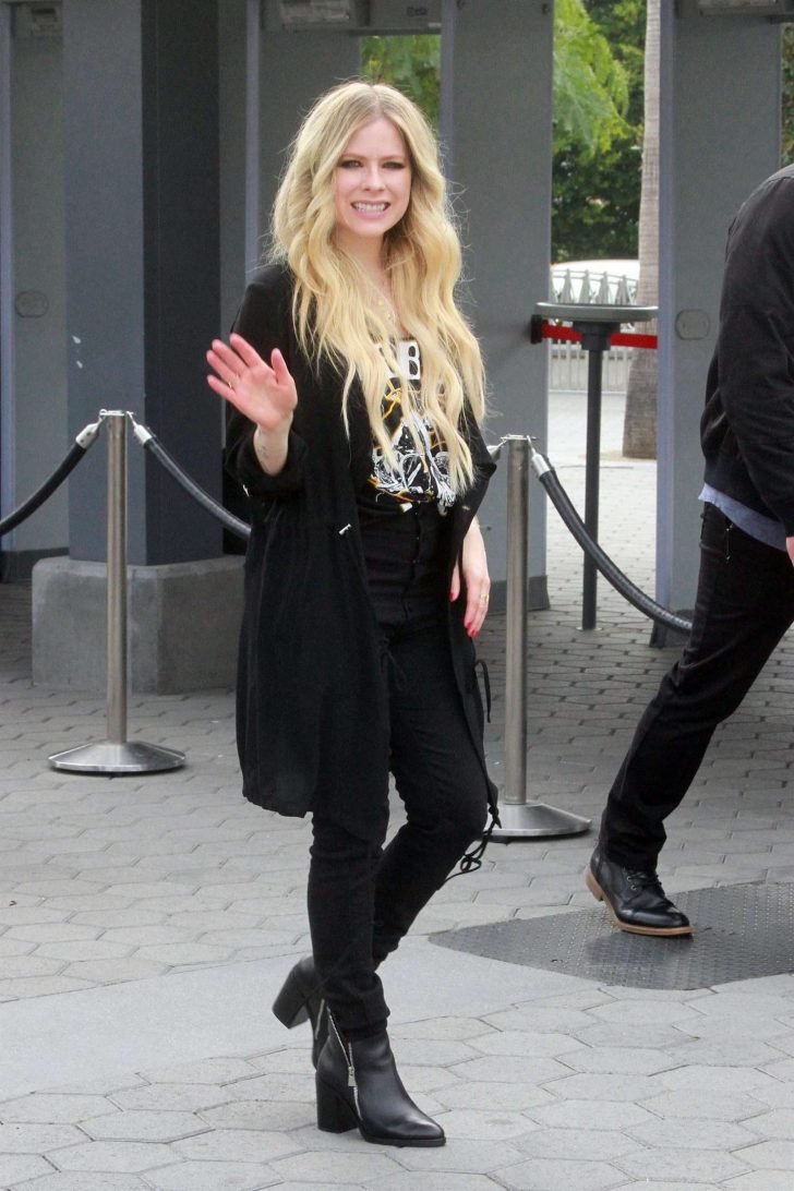 Avril Lavigne on Extra in Universal City -07