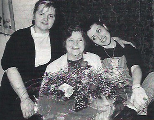 Долорес О'Риордан с матерью (слева) и бабушкой (в центре)