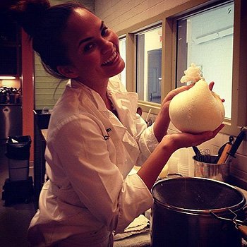 Крисси Тайген учится готовить рикотту