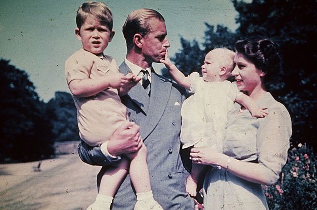 Принц Чарльз, принц Филипп, принцесса Анна и королева Елизавета II, 1951 год