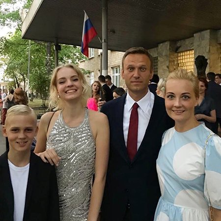 Алексей и Юлия Навальные с сыном Захаром и дочерью Дашей
