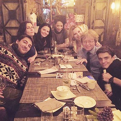 Елизавета Боярская с друзьями и Максимом Матвеевым на праздничном ужине