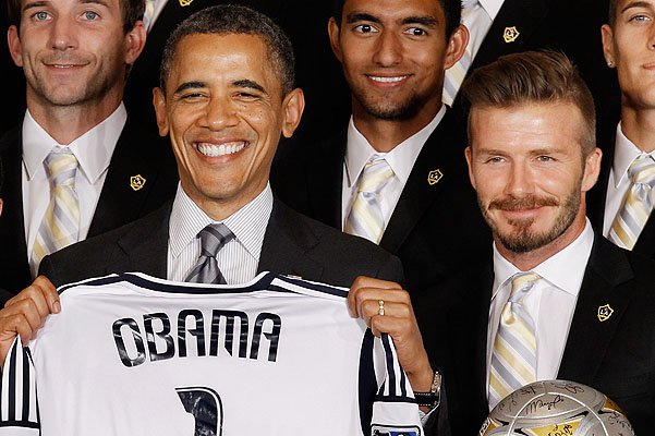 Барак Обама с именной футболкой и Дэвид Бекхэм (2012)