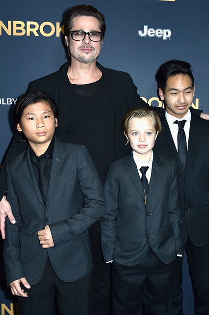 Брэд Питт с сыновьями Паксом и Мэддоксом и дочерью Шайло в 2014 году