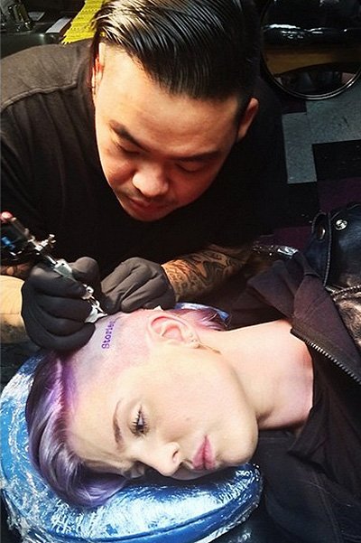 Снимками процесса создания новой татуировки Келли поделилась в соцсетях