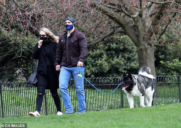 Проветривание на стороне осторожности: они носили маски на лице на протяжении всей прогулки