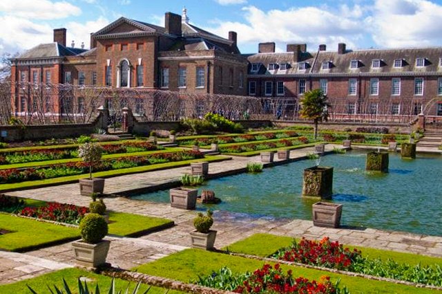 Сады Кенсингтонского дворца, где живут Уильям и Кейт