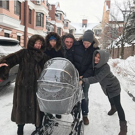 Ксения Собчак и Максим Виторган на прогулке с сыном