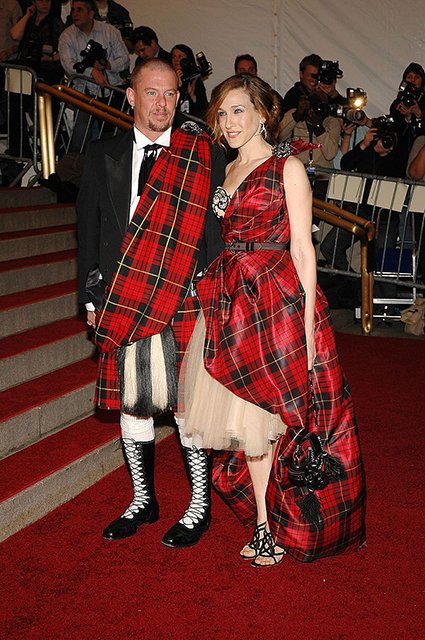 Александр Маккуин и Сара Джессика Паркер на Met Gala, 2006 год