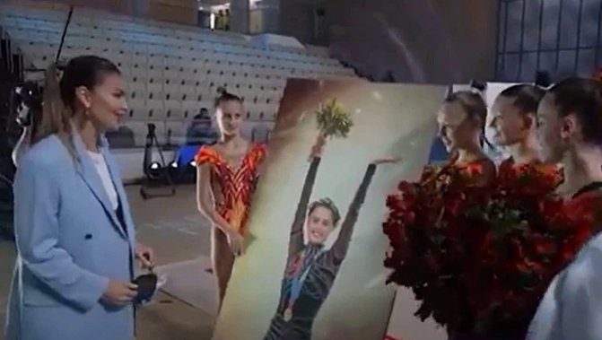 Алина Кабаева с юными спортсменками