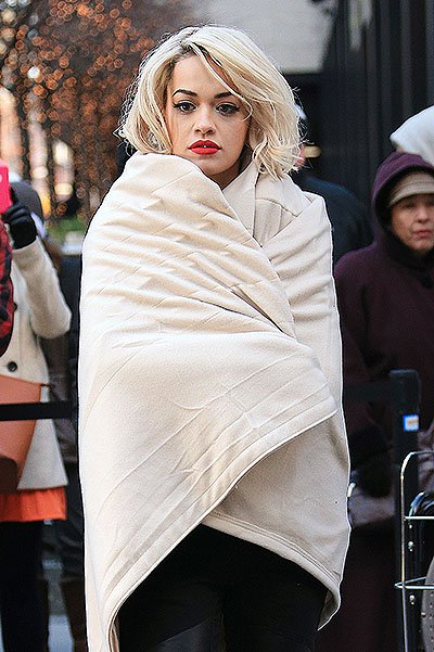 Рита Ора во время фотосессии для DKNY