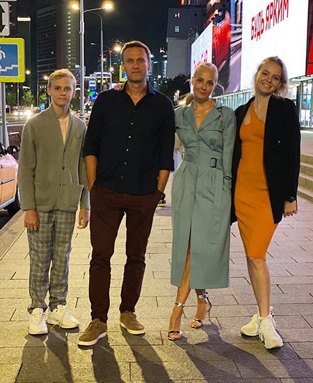 Алексей и Юлия Навальные с детьми